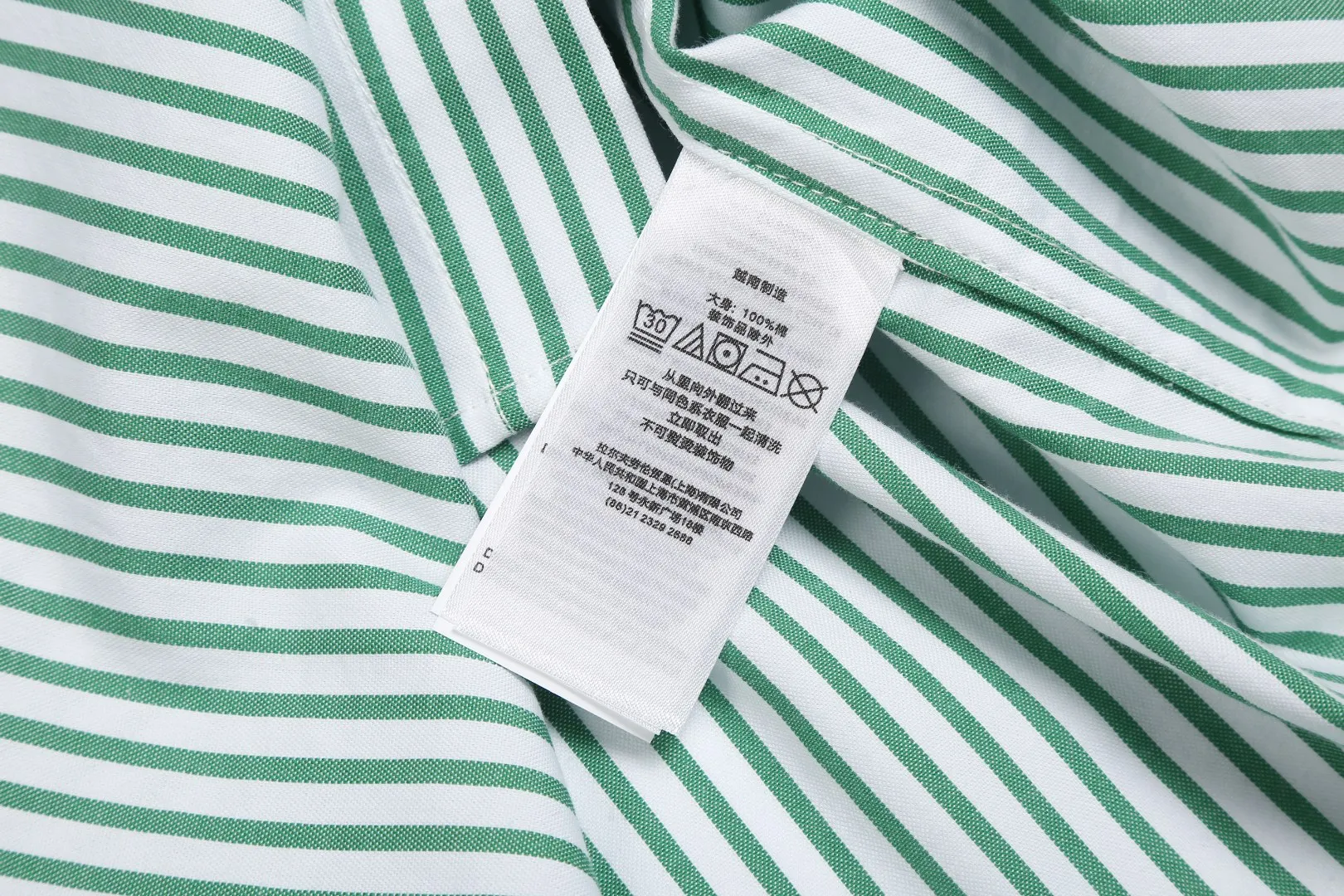 P250 White background picture [Popular new model] Style number: 25019# Color: red/green/blue Size: S to Custom dyed original pearlescent white buttons, large and small divisions, vertical eyelets ✅ - Special shaped chiffon foil is included in the collar door tube, not easy to deform and pull ✅ - RL three-color large and small vertical striped shirt, extraordinary isometric, cleverly matched stripes, diverse wear to stimulate self-expression, relaxed layering to play with the look of the four seasons